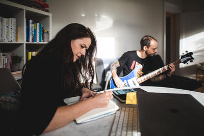 Couple à la maison pratiquant leurs loisirs