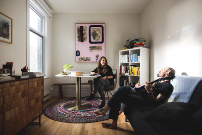 Couple à la maison, écoutant de la musique ensemble