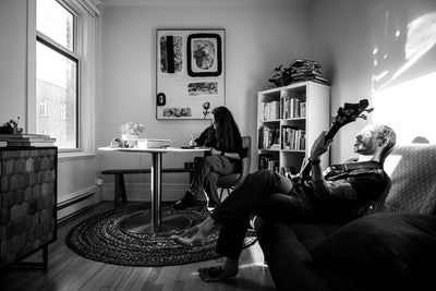 Couple à la maison se concentrant tranquillement sur leurs loisirs