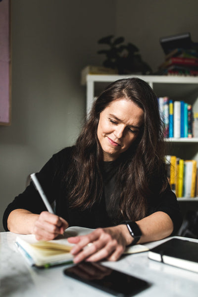 Moment solo à la maison en écriture
