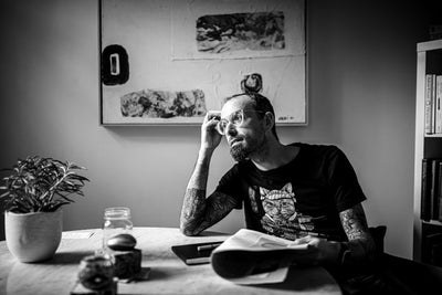 Personne perdue dans ses pensées profondes