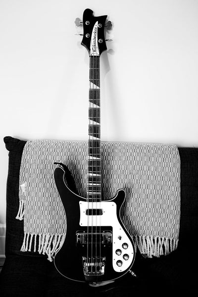 Guitare debout sur un canapé