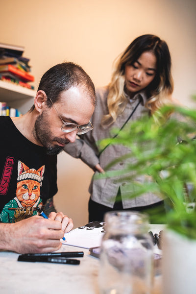 Personne faisant des illustrations dans un cahier