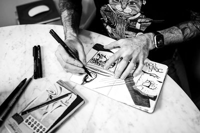 Personne dessinant dans un cahier