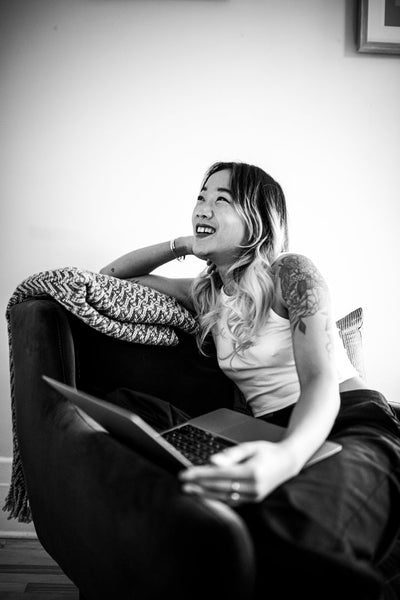 Personne souriante à la maison