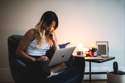 Une personne travaillant à domicile assise tranquillement avec son ordinateur portable