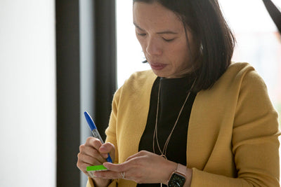 Écrire une idée sur un post-it