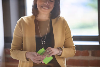 Personne souriante tenant des post-it
