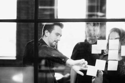 Des collègues réfléchissent à travers la fenêtre