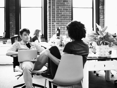 Conversation informelle entre collègues en open space