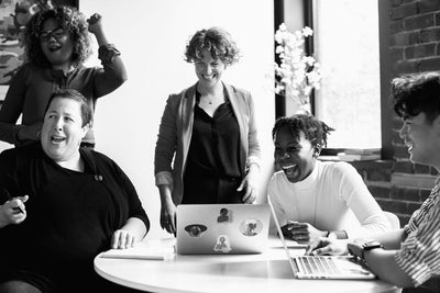 Des collègues joyeux s'amusent au travail