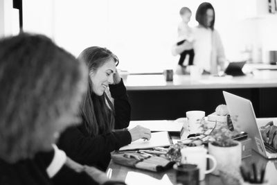Des amis travaillant sur des projets