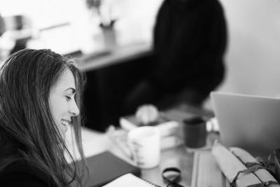 Personne joyeuse lors d'une séance de travail informelle