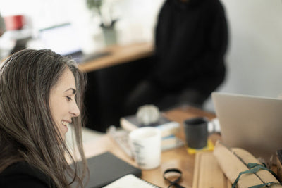 Personne joyeuse lors d'une séance de travail informelle