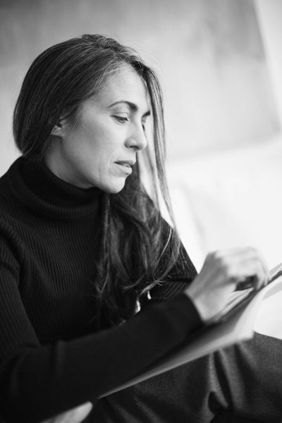 Artiste concentré dessinant dans un carnet