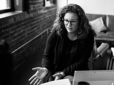 Portrait d'une personne au milieu d'une discussion