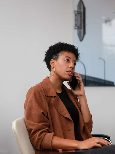 Personne parlant au téléphone