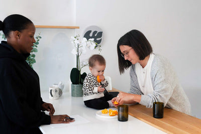 Enfant mangeant dans la cuisine