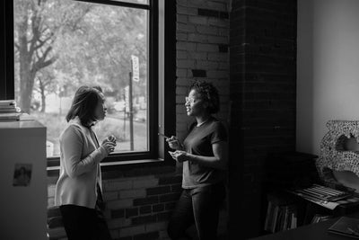 Discussion improvisée près de la fenêtre du bureau