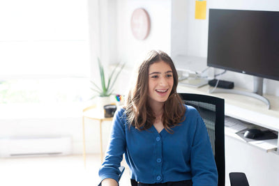 Personne souriante dans un bureau à domicile lumineux