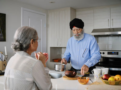 Couple traînant dans la cuisine