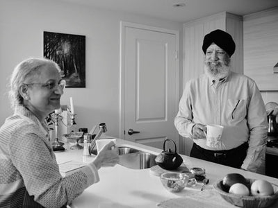 Prendre le thé dans la cuisine