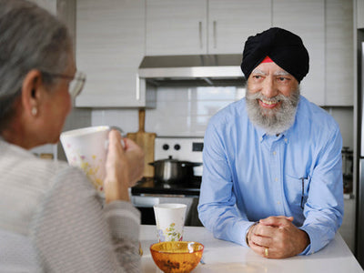 Un sourire attentionné autour d'un thé