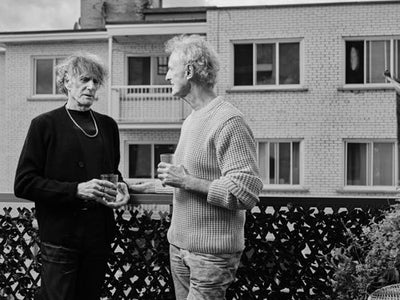 Couple prenant un verre sur un balcon