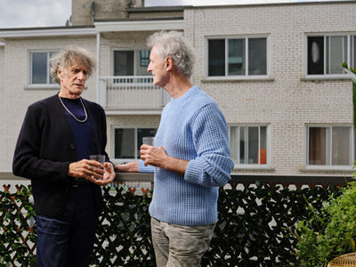 Couple prenant un verre sur un balcon