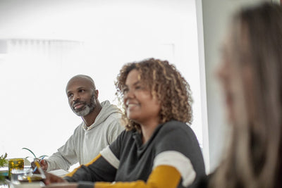Groupe décontracté écoutant quelque chose