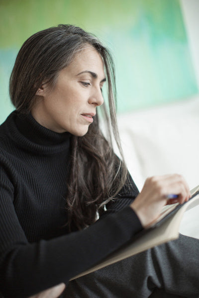 Artiste concentré dessinant dans un carnet